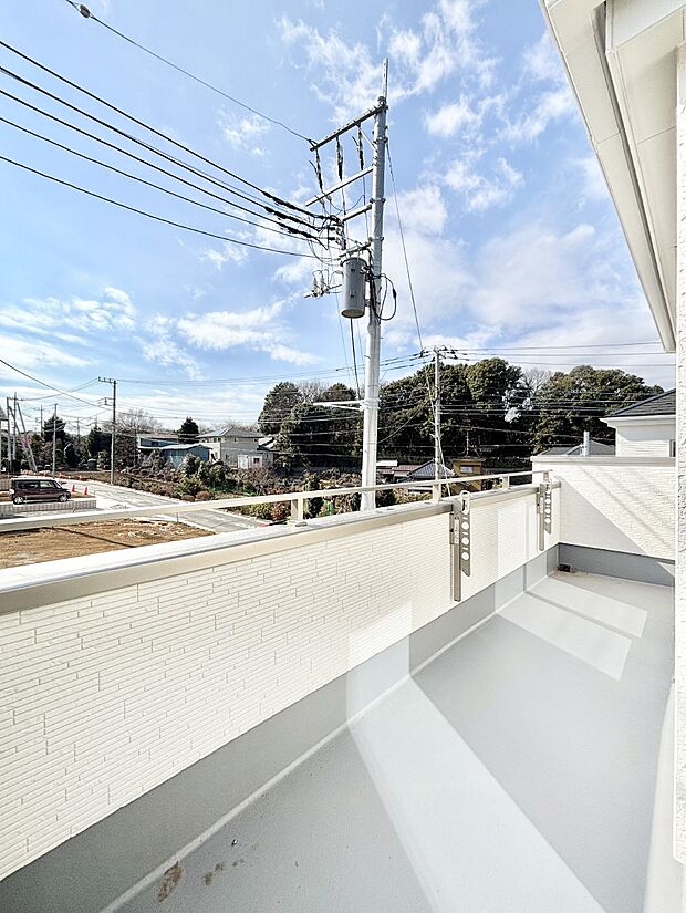 暖かな陽光が降り注ぐバルコニーはお洗濯におすすめ。爽やかな風も心地よいです。