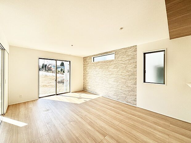 アクセントクロスがお洒落なダイニング。家族でのんびりくつろげる広々スペース。