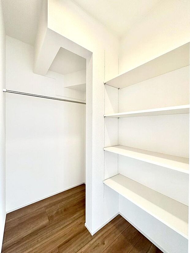 リビング収納。ここに収納があると物が集まるLDKがスッキリ片付きそうですね。