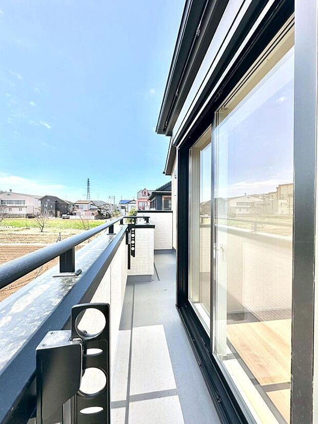 南向きのバルコニー!ご家族の洗濯物はもちろん、お布団もたっぷり干せます!