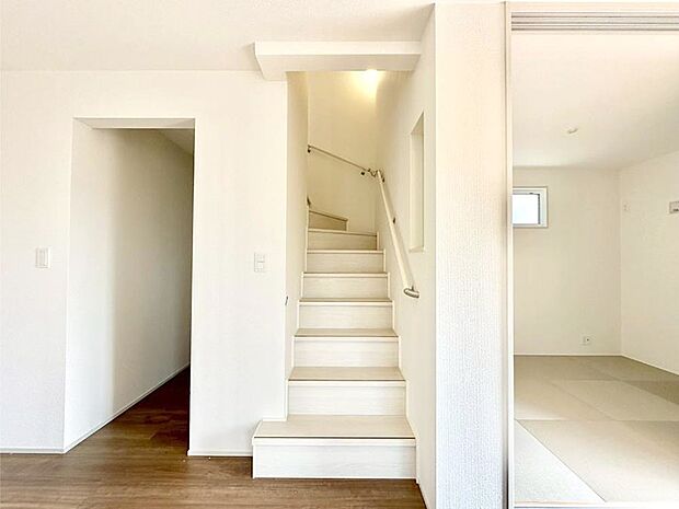 階段は手すり付きなので小さなお子さまやご高齢の方も安心です