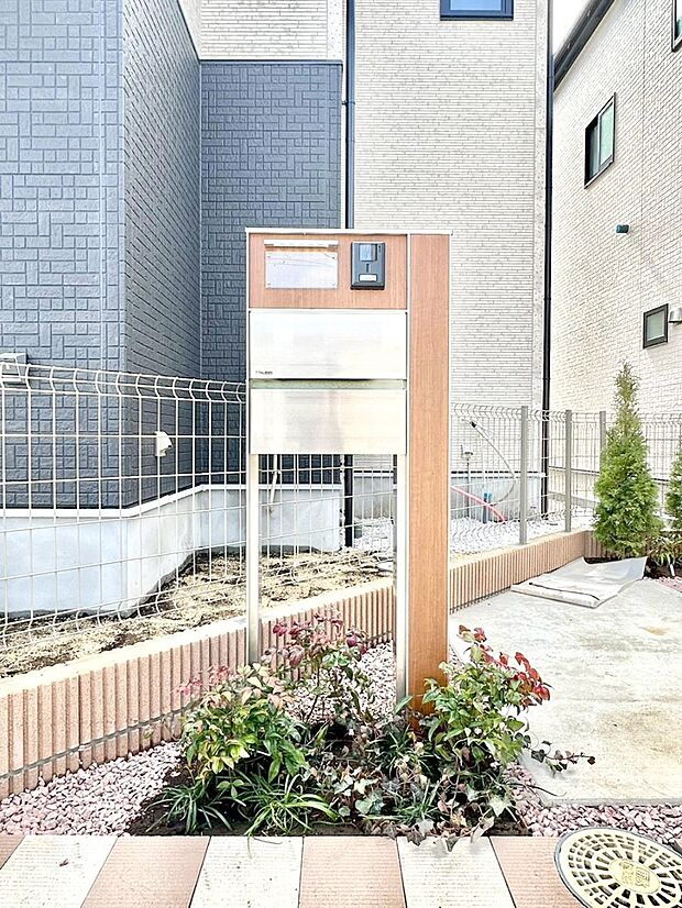 外観「無料オンライン相談」受付中！シンプルデザインのポスト。