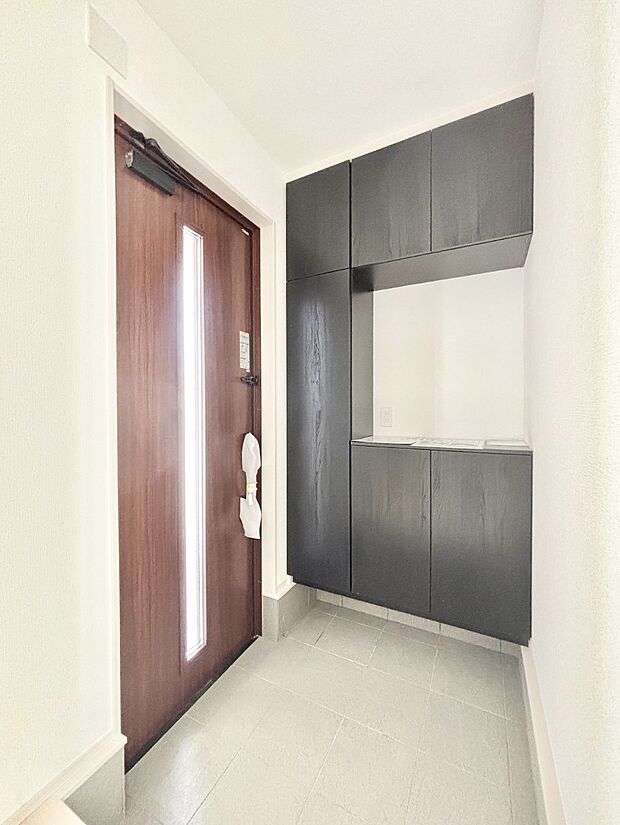 明るい陽光が入り込む玄関。ご家族の靴もスッキリ収納できる玄関収納付き!