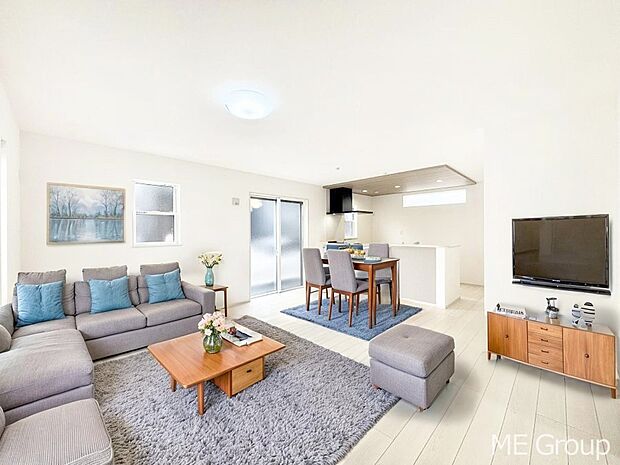 家族の和やかな会話が聞こえてきそう。開放感のあるリビングです。 ※家具はCGです