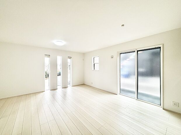 大きな窓からたっぷりの陽光と風を感じられるリビング