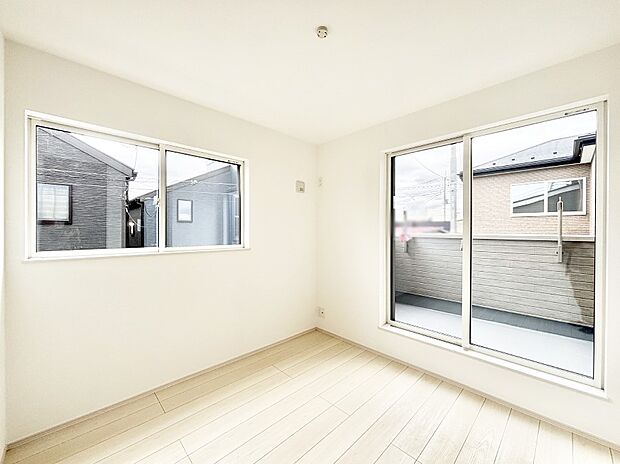 明るいバルコニーサイドに洋室を設置。目覚めの良い寝室に。