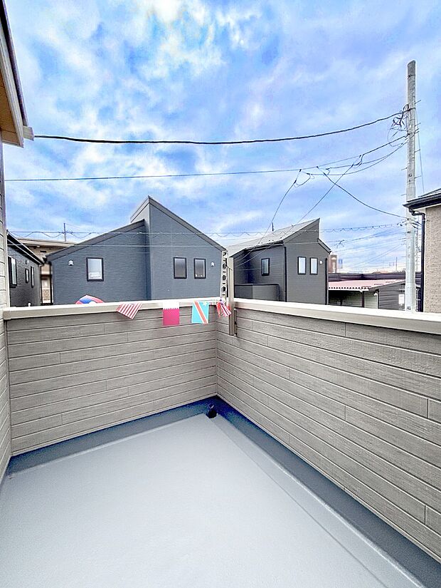 ゆったりバルコニーだから沢山お洗濯ものを干せます。