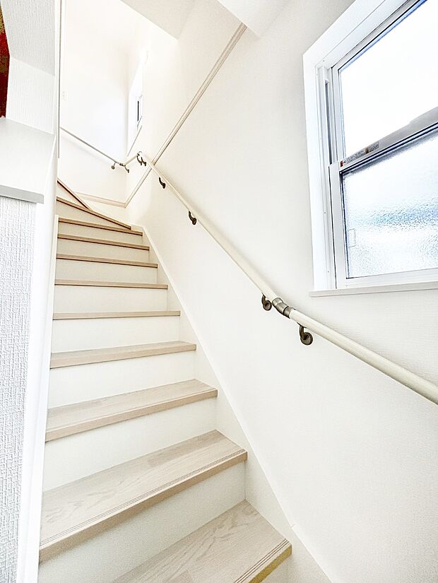 窓がある明るい階段。上り下りの安全性も確保されます。