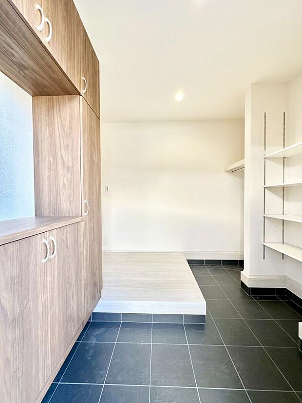 家族の帰宅やお客様をあたたかく迎える玄関　