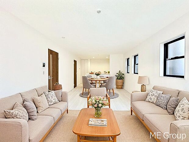 ご家族の賑やかな話し声で包まれる明るいリビング  ※家具はCGです　