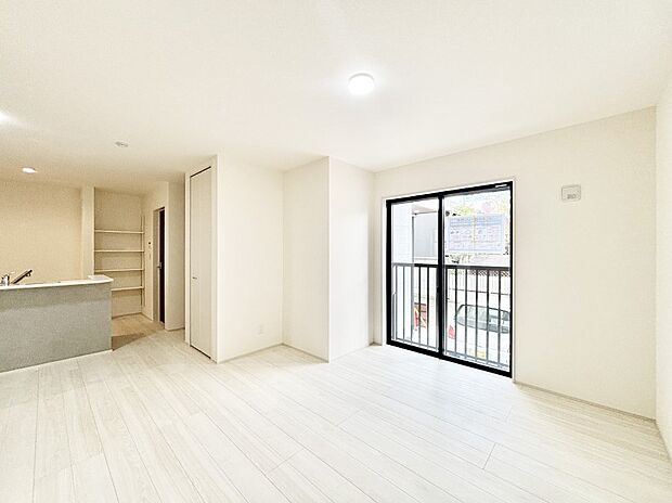 ご家族の賑やかな話し声で包まれる明るいリビング