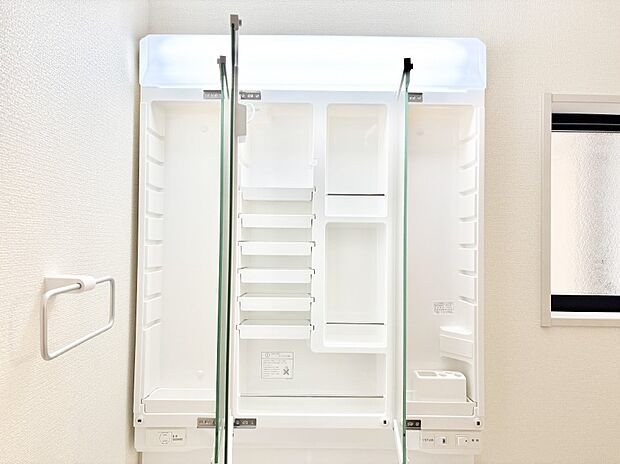 三面鏡の裏に、化粧品や衛生用品などを収納可能。洗面台をすっきりと保ちます!