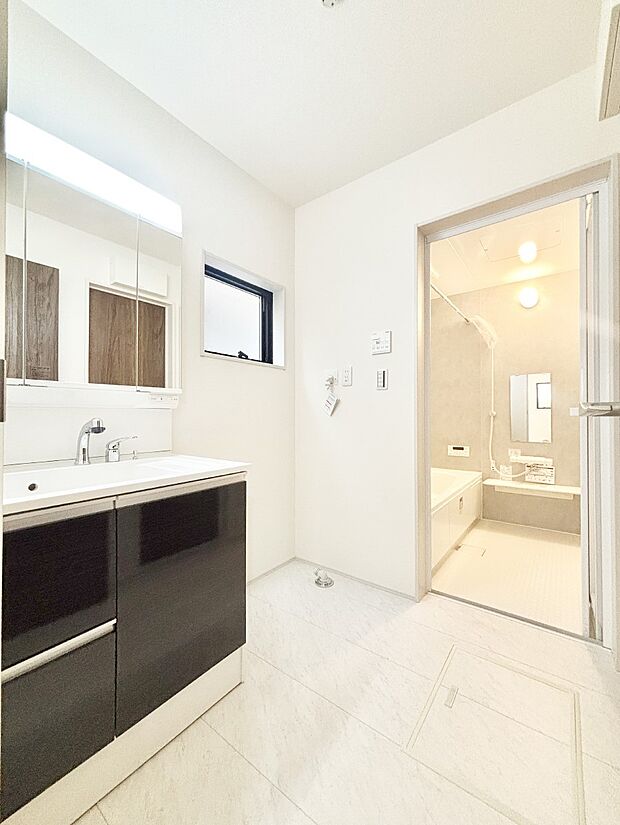 清潔感ある洗面化粧室で朝の身支度も快適