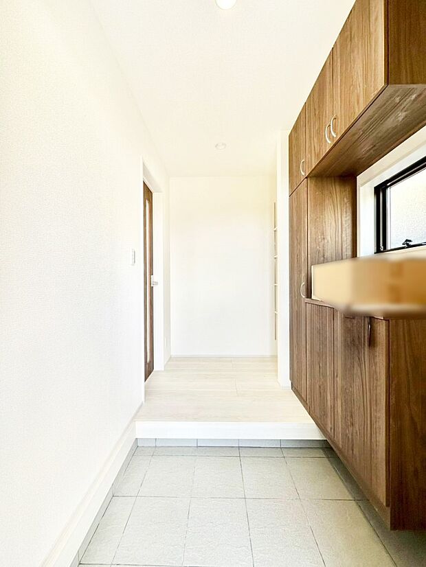 明るい玄関はお客様をお出迎えするのにぴったりです！ 