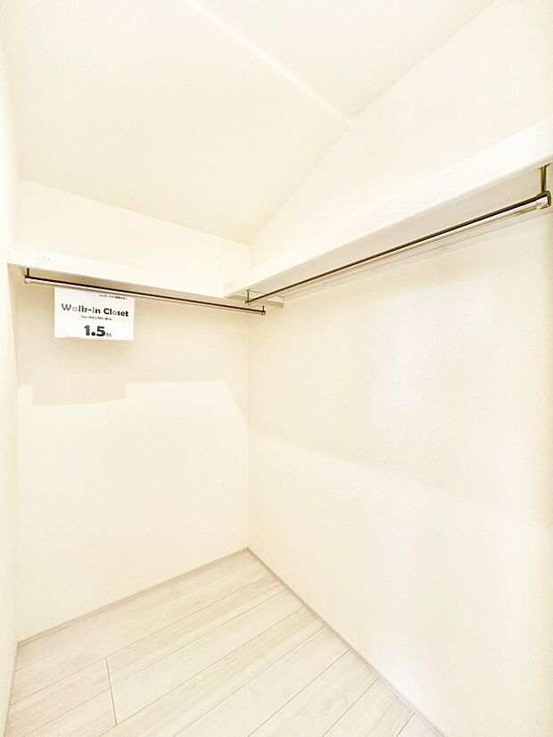 ウォークインクローゼット付きで生活空間を広く利用できます。