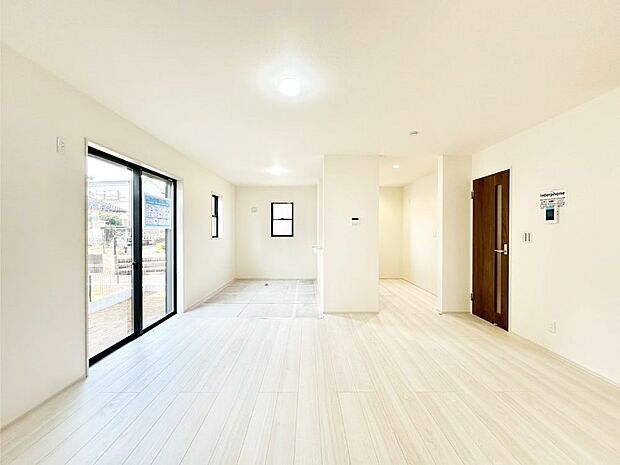 大きな窓からたっぷりの陽光と風を感じられるリビング