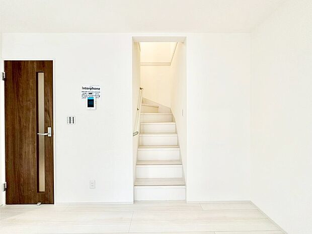 階段は手すり付きなので小さなお子さまやご高齢の方も安心です