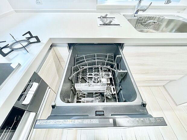 面倒なお片づけは食洗機にお任せ！家事の負担が減って、時間にも気持ちにもゆとりができます。