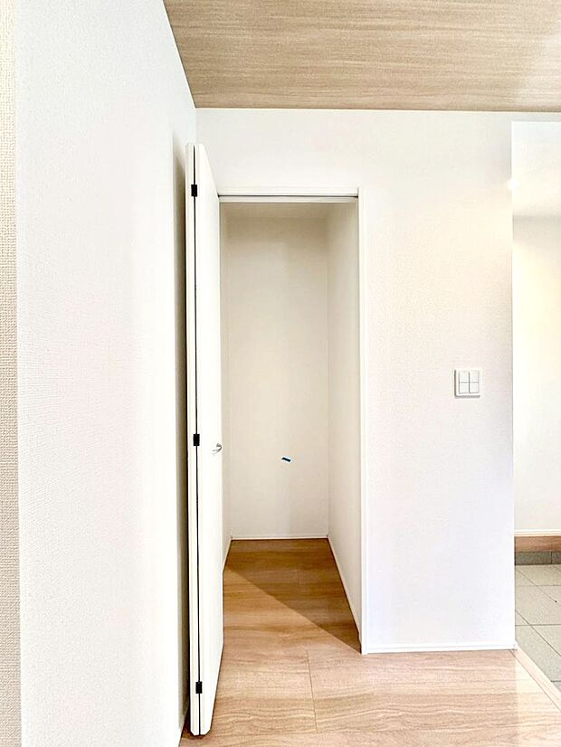 玄関ホール収納です。掃除道具やお出かけ用グッズの収納に便利です。