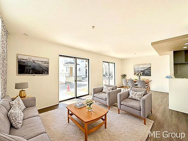 ご家族の賑やかな話し声で包まれる明るいリビング ※家具はCGです