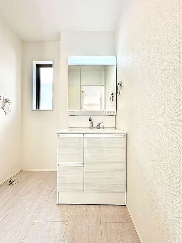 大きく見やすい三面鏡で清潔感ある洗面台は、身だしなみチェックや肌のお手入れにおすすめです。