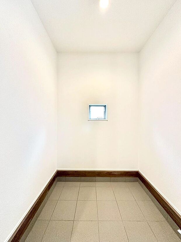 シューズインクローク付き!雨具やベビーカーも置けます。