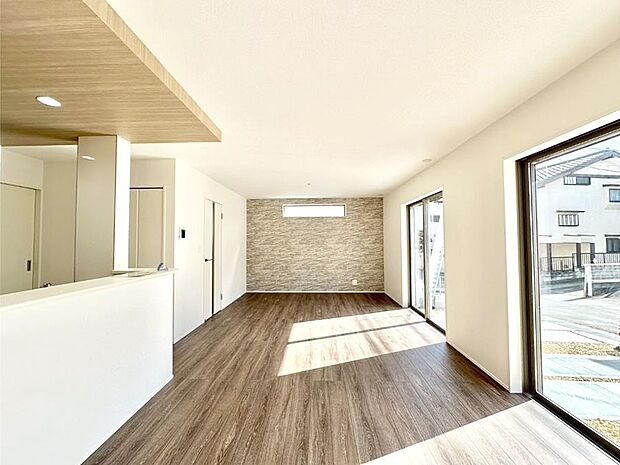 大きな窓からたっぷりの陽光と風を感じられるリビング