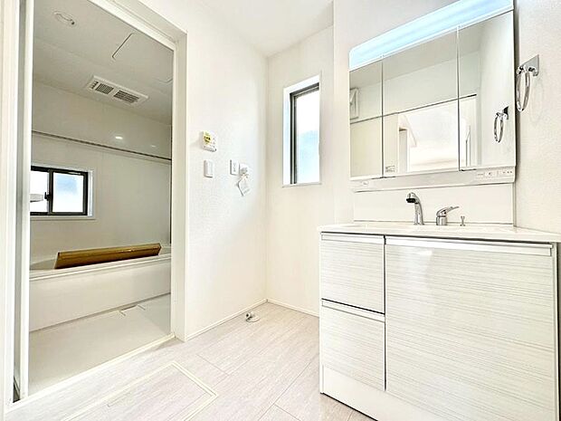 清潔感のある快適空間です。毎日の身支度も気持ち良くお使い頂けます。