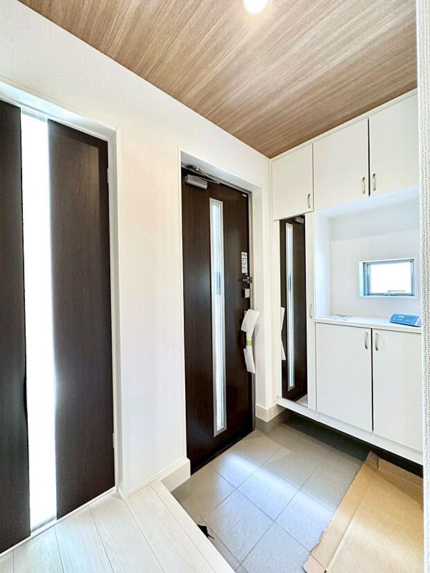 飾り棚を利用して、お越しいただくお客様をおもてなしできます。