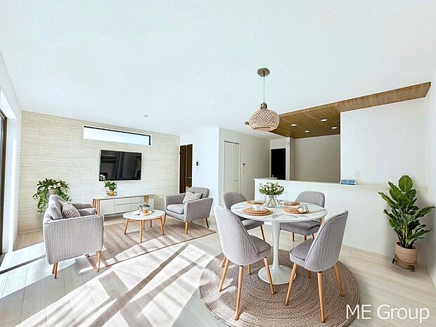 ご家族の賑やかな話し声で包まれる明るいリビング  ※家具はCGです