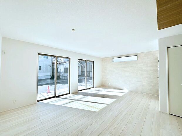 大きな窓からたっぷりの陽光と風を感じられるリビング