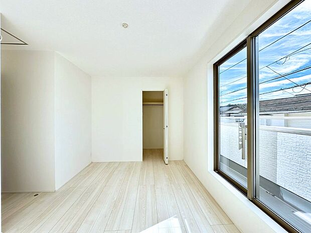 明るいバルコニーサイドに洋室を設置。目覚めの良い寝室に。 