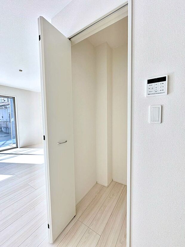 キッチンにはパントリー！食材のストックはもちろん、日用品の収納など使い方はいろいろ！