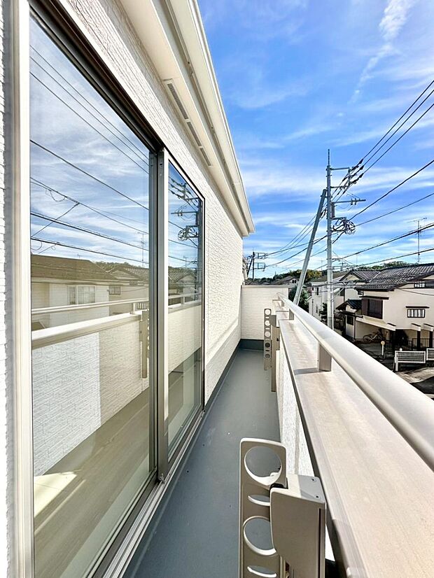 ゆったりバルコニーだから沢山お洗濯ものを干せます。