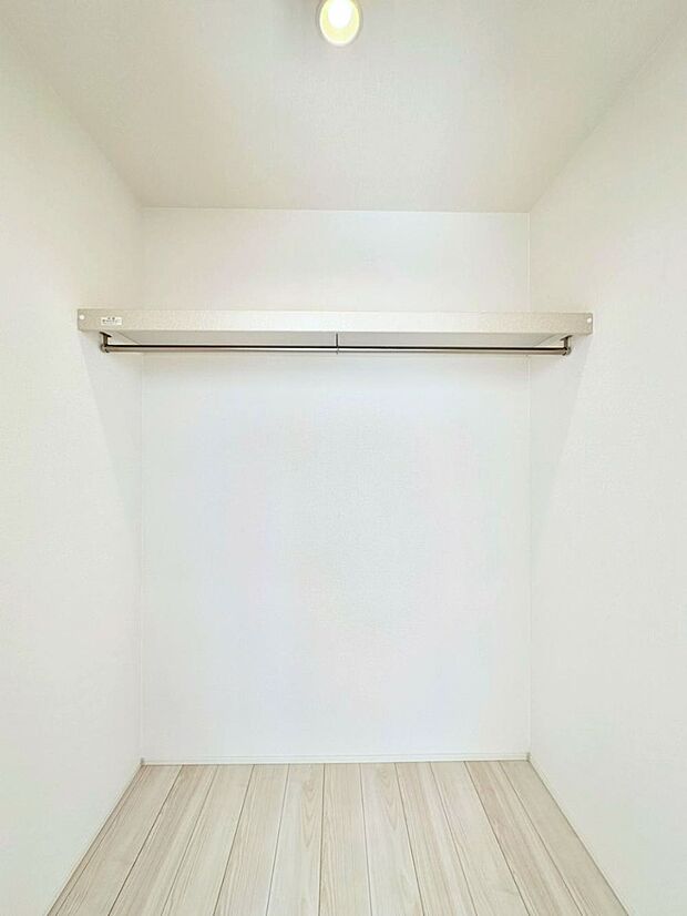 ウォークインクローゼット付きで生活空間を広く利用できます。