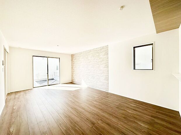 大きな窓からたっぷりの陽光と風を感じられるリビング