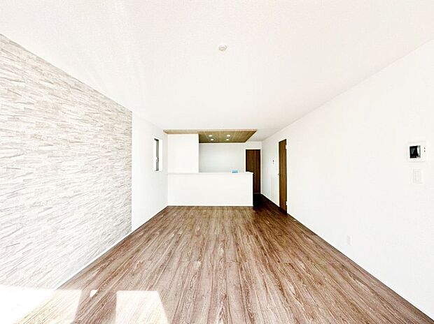 明るい陽光が注ぎ、寛ぎの雰囲気に満たされるリビング・ダイニング。