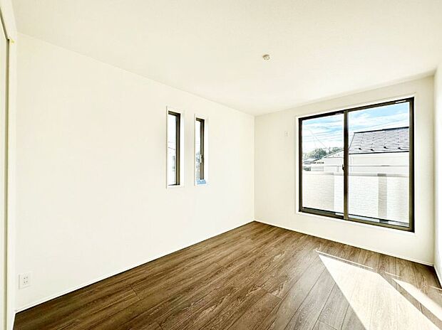 明るいバルコニーサイドに洋室を設置。目覚めの良い寝室に。