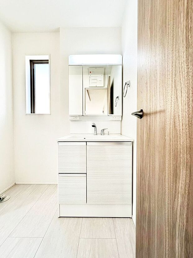 大きく見やすい三面鏡で清潔感ある洗面台は、身だしなみチェックや肌のお手入れにおすすめです。