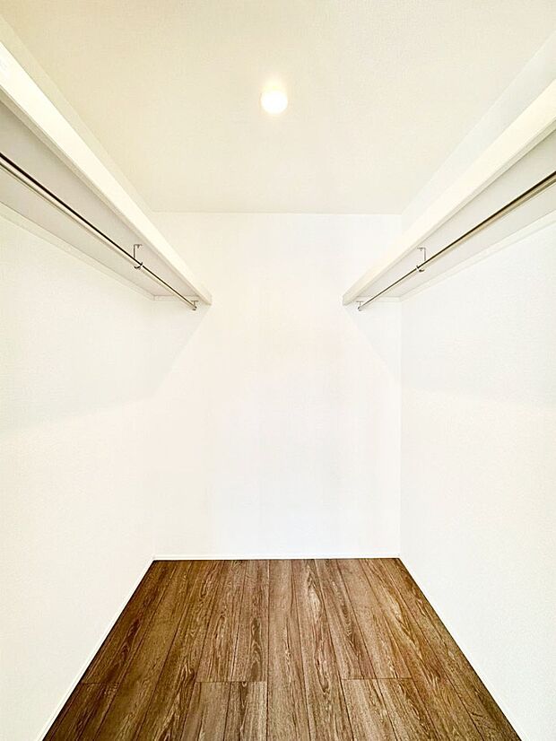 ウォークインクローゼット付きで生活空間を広く利用できます。