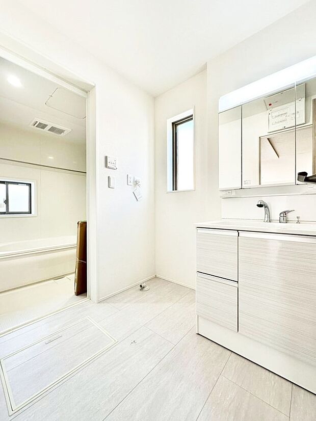 清潔感のある快適空間です。毎日の身支度も気持ち良くお使い頂けます。