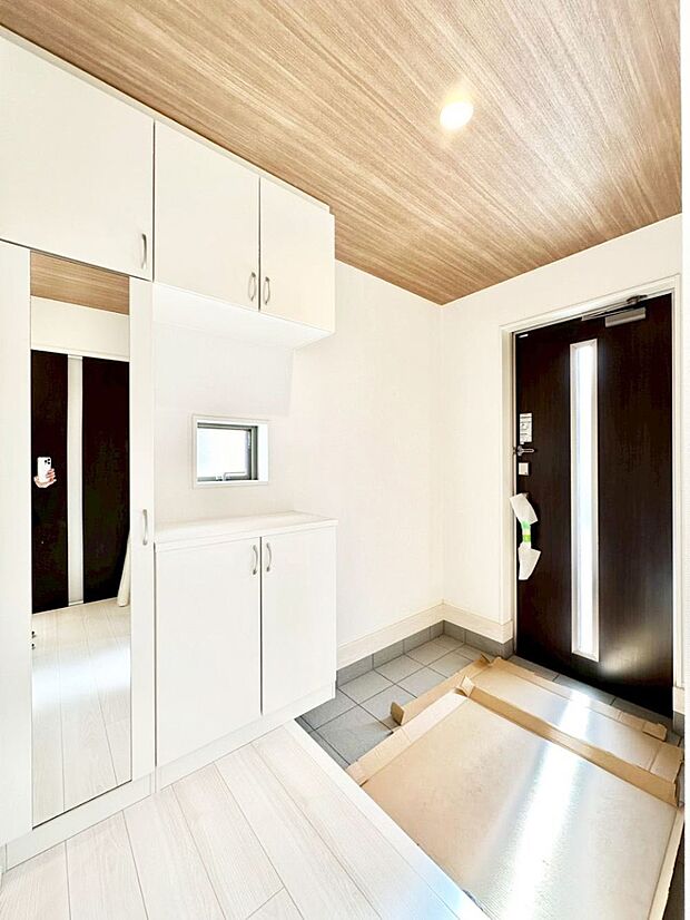 飾り棚を利用して、お越しいただくお客様をおもてなしできます。