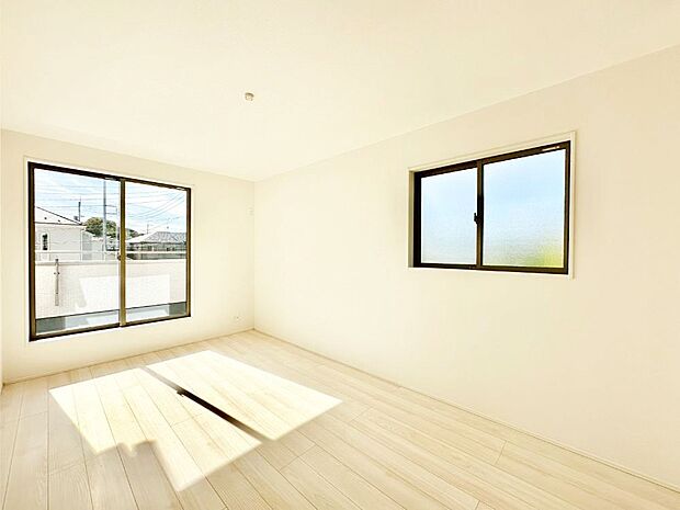 窓からのやさしい光が心地よいプライベートルーム