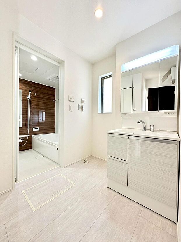 身支度もスムーズにおこなえる脱衣場。  