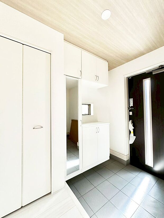 天井まである玄関収納で、家族全員の靴もすっきり収納!