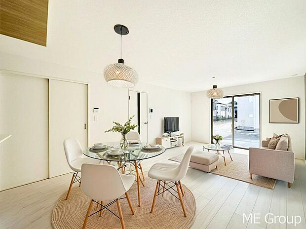 ご家族の賑やかな話し声で包まれる明るいリビング ※家具はCGです