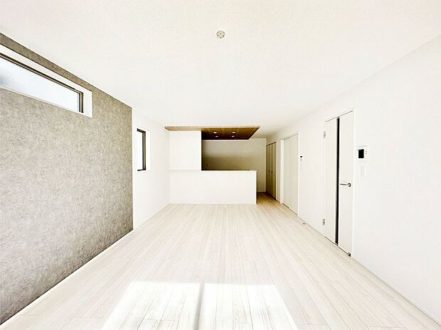 明るい陽光が注ぎ、寛ぎの雰囲気に満たされるリビング・ダイニング。