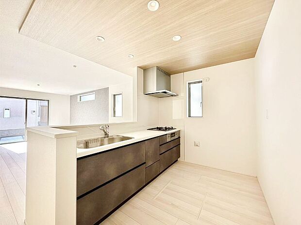 爽やかな風が通り抜けるキッチン。窓があるので明るく換気にも役立ちます。