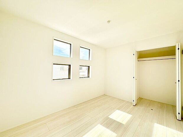 4つの四角い窓が外観にもアクセントを与えています。