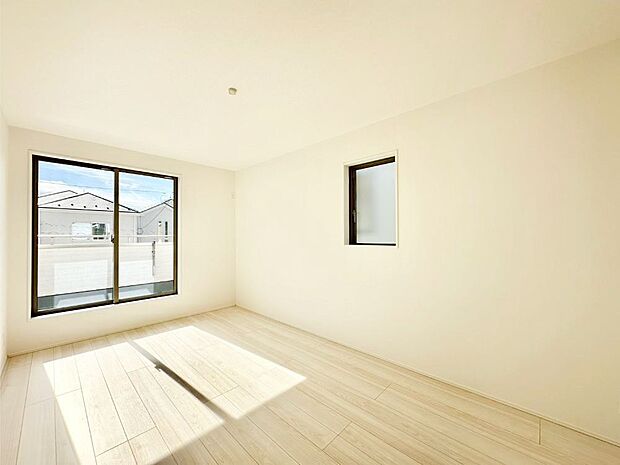 窓からのやさしい光が心地よいプライベートルーム